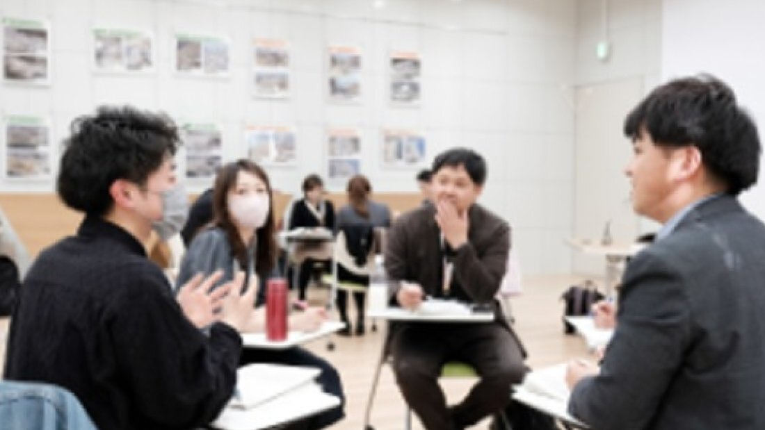 グループに分かれて活発なディスカッションを行う活動風景の写真
