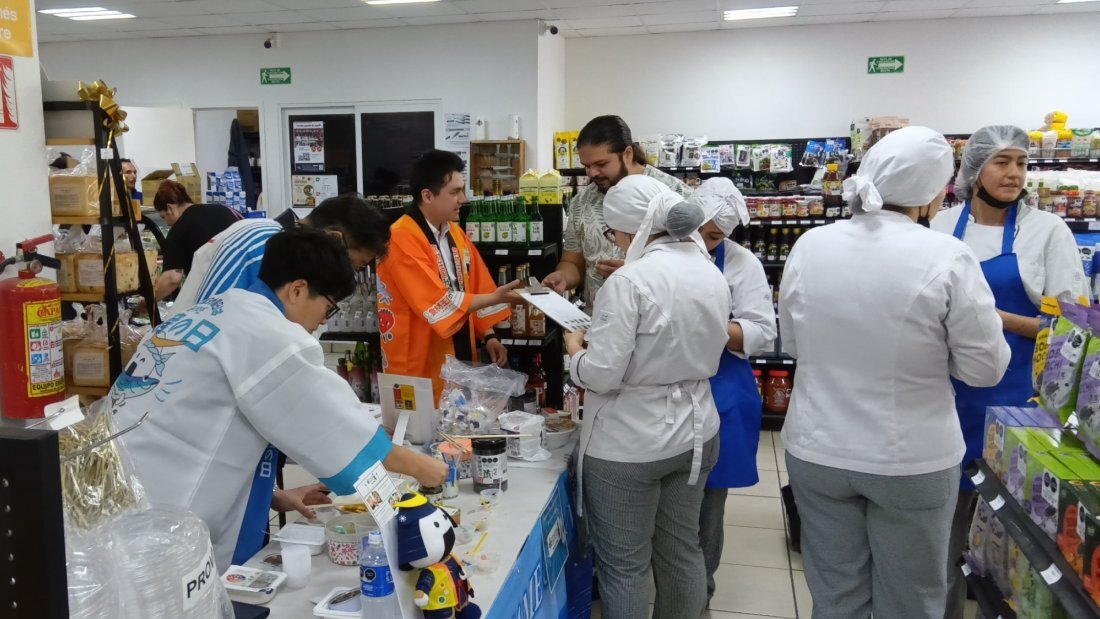 現地スーパーで宮城県フェアで試食を行っている写真
