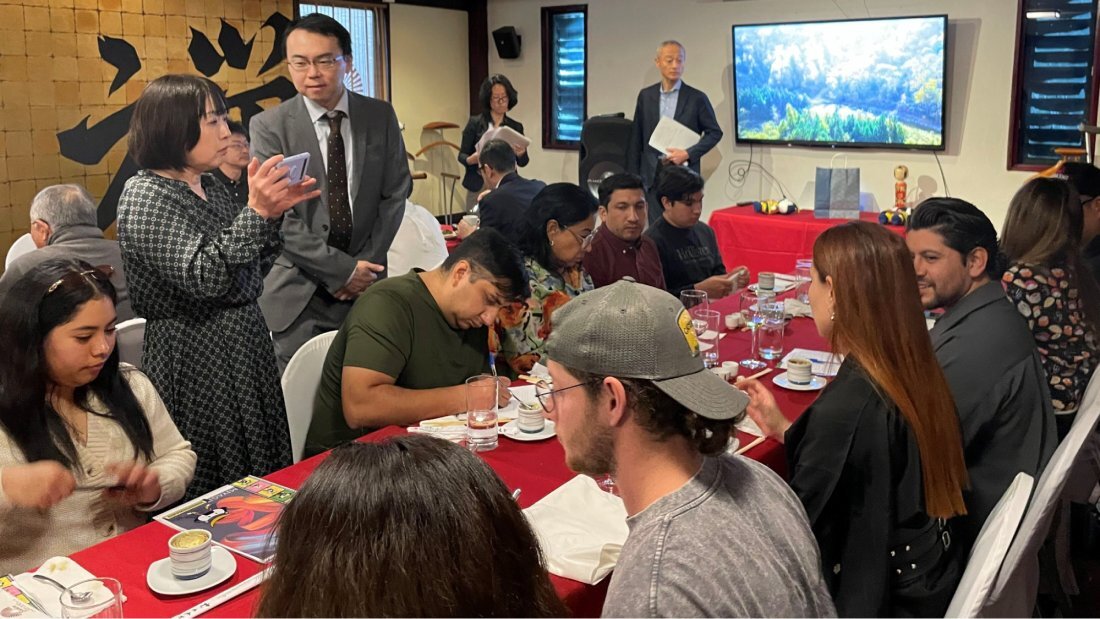 現地レストランでの試食商談会を行っている写真