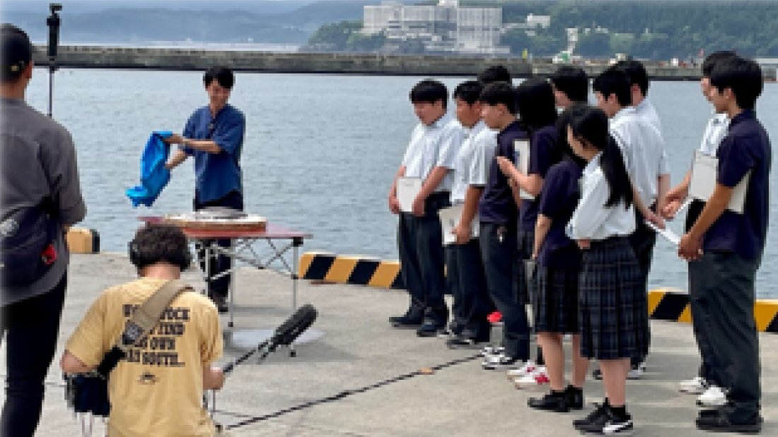 宮城県南三陸高等学校の生徒たちが海辺で説明を受けている写真