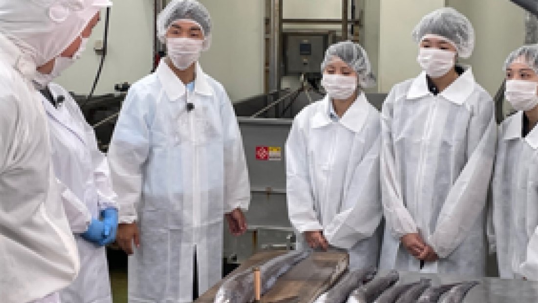 宮城県南三陸高等学校の生徒たちが加工場で説明を受けている写真