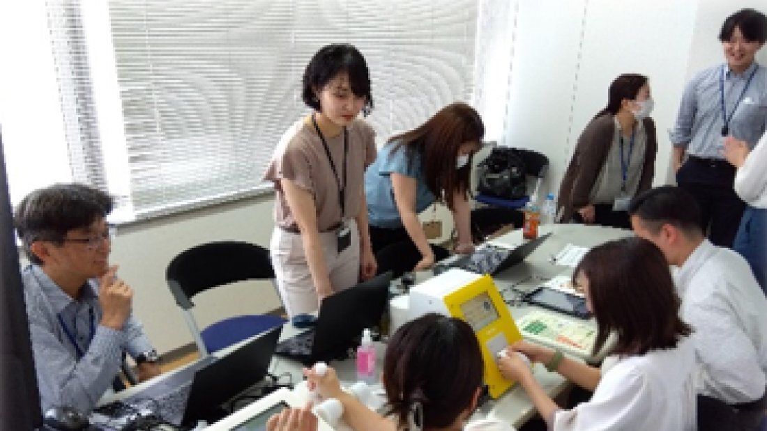 社内で健康チェック機器を使用し、自身の健康状態を確認・測定しているスタッフの写真