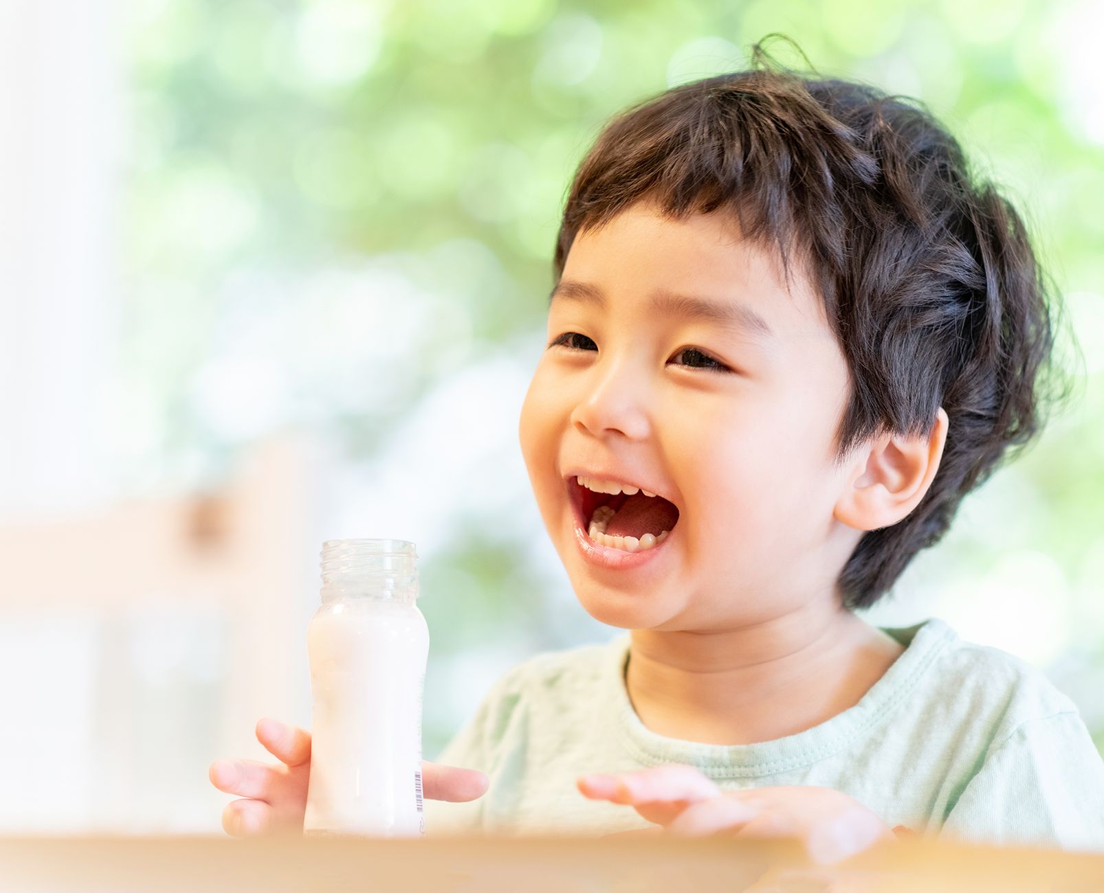 共に創る豊かな未来 牛乳を飲む子供のイメージ画像