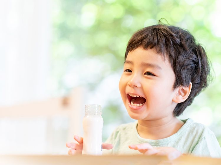 共に創る豊かな未来 牛乳を飲む子供のイメージ画像（スマホ）